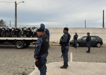 Fiscalização retira veículos da praia e apreende motos irregulares em Campos