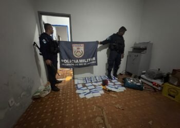 PM encontra fábrica de placas de carro frio em Bangu