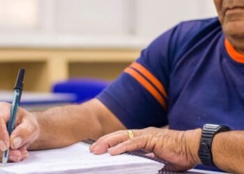 Prefeitura de Petrópolis abre período de matrículas para a EJA 2026