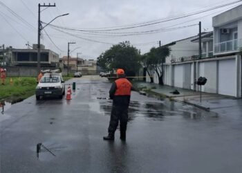 Área isolada da Defesa Civil após queda de fio energizado em São Pedro