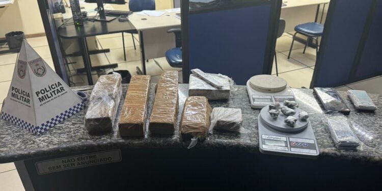 Homem é preso por armazenar drogas dentro de casa em Porto Real Homem é preso por armazenar drogas dentro de casa em Porto Real