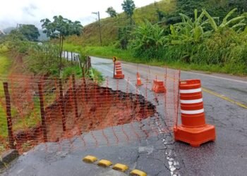 Asfalto cede e abre cratera na RJ-155, em Rio Claro
