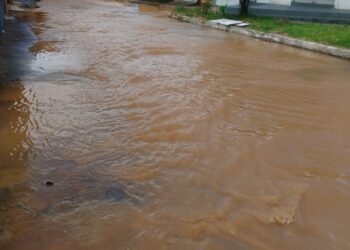 VÍDEO: Chuvas fortes causam transtornos em Volta Redonda