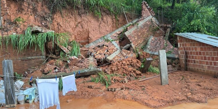 Muro desaba e Defesa Civil interdita casa em Barra Mansa