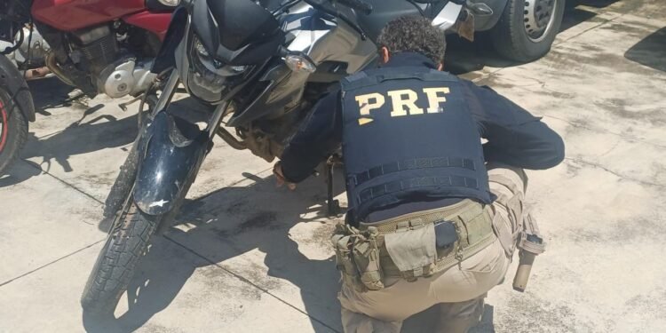 Homem é preso com moto roubada na BR-393, em Barra do Piraí