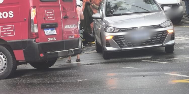 Homem é resgatado após ficar com perna presa em bueiro de Barra Mansa