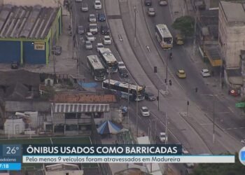 Dezesseis ônibus são usados ​​como barricadas em Madureira e Rocha Miranda