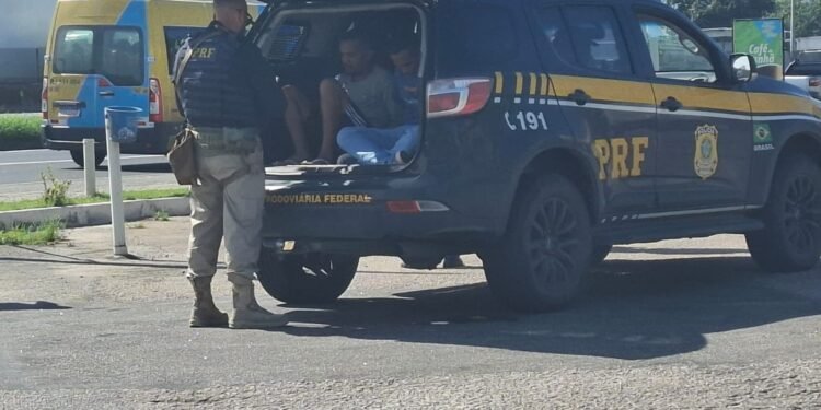 Motorista é vítima de sequestro relâmpago em Caxias e é resgatado durante blitz da PRF; 2 são presos Motorista é vítima de sequestro relâmpago em Caxias e é resgatado durante blitz da PRF; 2 são presos