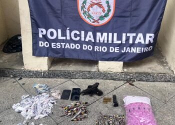 Homem é preso e adolescente apreendido em Resende; Dupla foi encontrada com arma e drogas