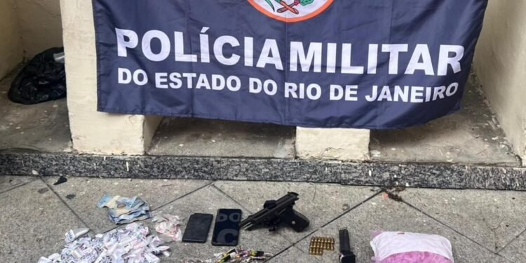 Homem é preso e adolescente apreendido em Resende; Dupla foi encontrada com arma e drogas