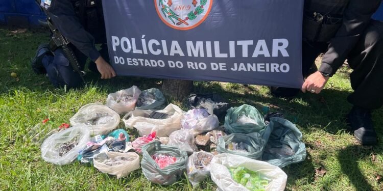 Dois adolescentes são apreendidos com drogas em Resende Dois adolescentes são apreendidos com drogas em Resende