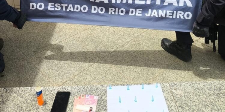 Homem é preso por suspeita de tráfico de drogas em Três Rios