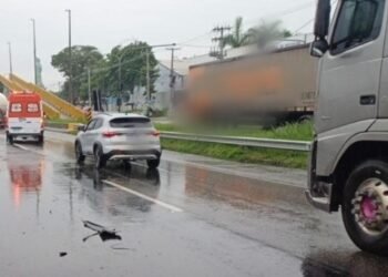 Acidente entre carreta e caminhonete deixa pessoa ferida na Via Dutra, em Resende