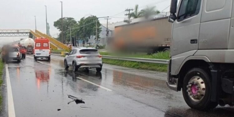 Acidente entre carreta e caminhonete deixa pessoa ferida na Via Dutra, em Resende Acidente entre carreta e caminhonete deixa pessoa ferida na Via Dutra, em Resende