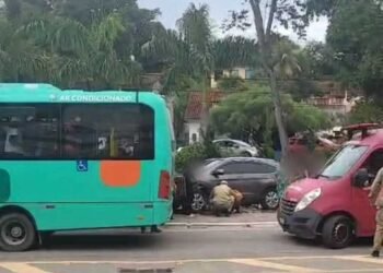 Carro bate contra ponto de ônibus e deixa mulher ferida em Miguel Pereira