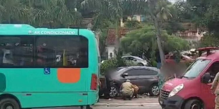 Carro bate contra ponto de ônibus e deixa mulher ferida em Miguel Pereira Carro bate contra ponto de ônibus e deixa mulher ferida em Miguel Pereira