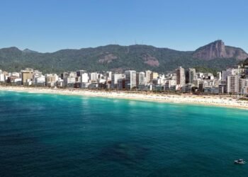 Laje de Santo Antônio em Ipanema é revelada por mar cristalino