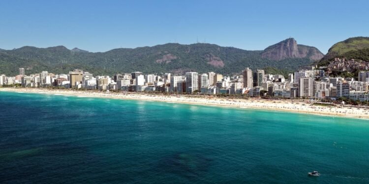 Laje de Santo Antônio em Ipanema é revelada por mar cristalino