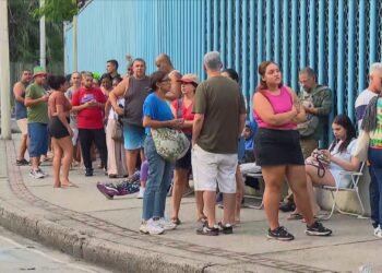 Ingresso gratuito do Setor 1: foliões madrugam em fila na Sapucaí