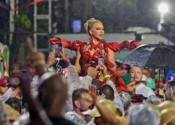 Rainhas enfrentaram toró no último ensaio técnico na Sapucaí; FOTOS