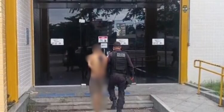 Adolescente é detido dentro de joalheria de compras durante furto em Cabo Frio