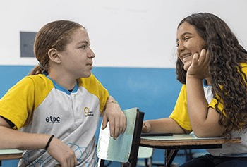 A ETPC oferece ensino bilíngue e formação técnica que prepara alunos para o futuro