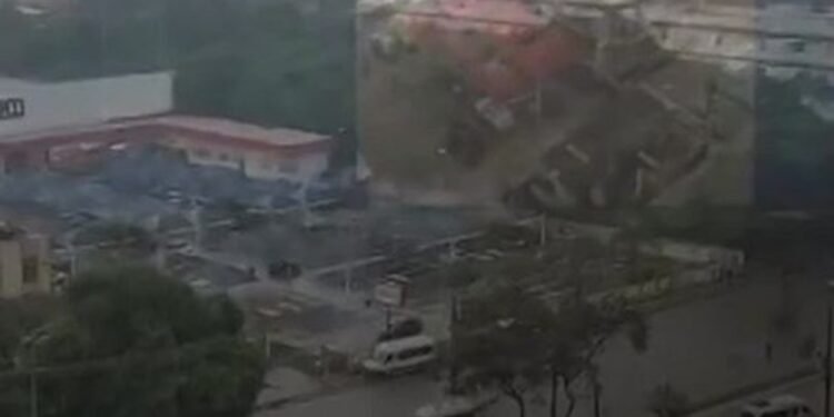 Melody fica presa em enchente e tem que abandonar carro no Rio