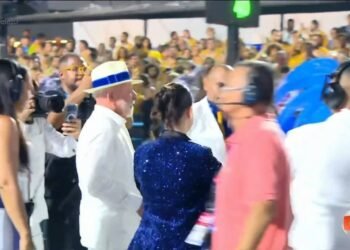 Após homenagem criticada pela oposição, Lula posta foto com todas as escolas da Sapucaí