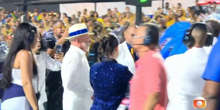 Após homenagem criticada pela oposição, Lula posta foto com todas as escolas da Sapucaí Após homenagem criticada pela oposição, Lula posta foto com todas as escolas da Sapucaí