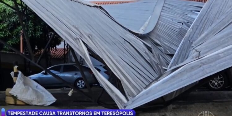Temporal na Serra do Rio: telhado de estacionamento desaba em Teresópolis Temporal na Serra do Rio: telhado de estacionamento desaba em Teresópolis