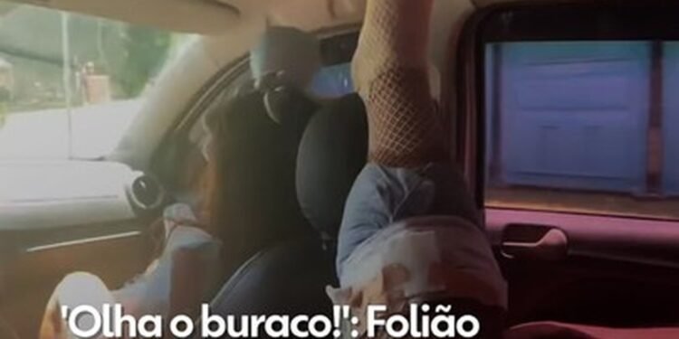 Folião conta como rasgou a canela ao cair em bueiro no Boi Tolo Folião conta como rasgou a canela ao cair em bueiro no Boi Tolo