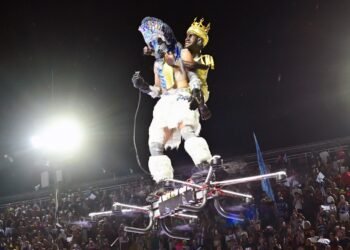 Anac envia ofício para Portela e Liesa após homem ‘voar’ em drone gigante na comissão de frente da Portela