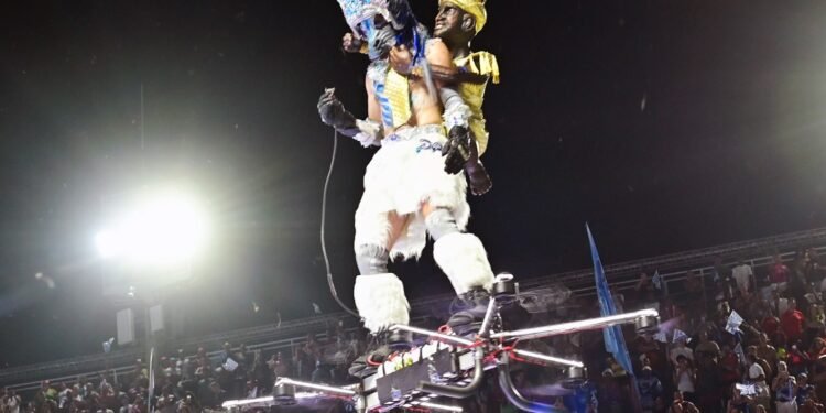 Anac envia ofício para Portela e Liesa após homem ‘voar’ em drone gigante na comissão de frente da Portela Anac envia ofício para Portela e Liesa após homem ‘voar’ em drone gigante na comissão de frente da Portela