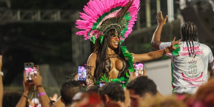 Água, ovo e batata: rainha da Mangueira, Evelyn Bastos, conta como se prepara para o carnaval