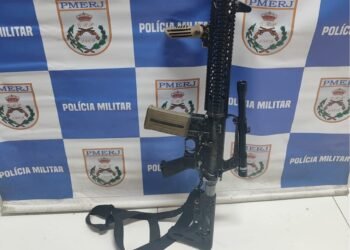 Confronto entre policiais e suspeitos termina com apreensão de fuzil em Araruama