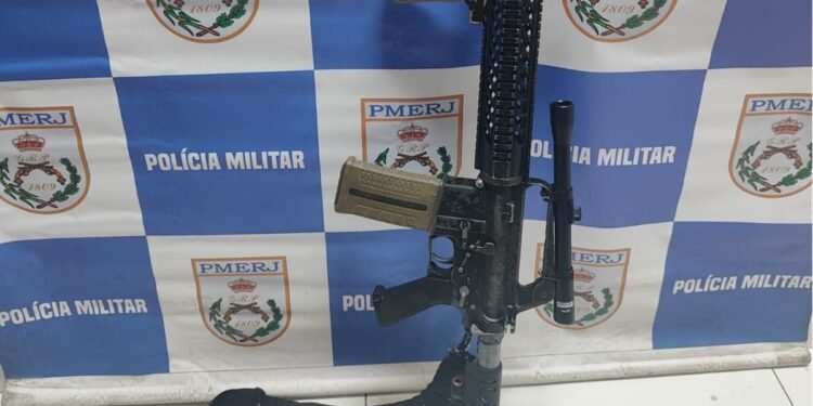 Confronto entre policiais e suspeitos termina com apreensão de fuzil em Araruama