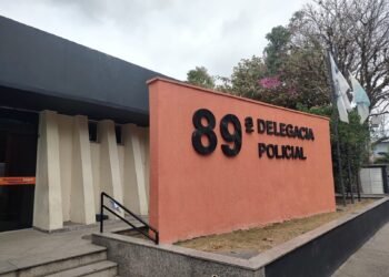 Motociclista morre e mulher fica ferida em acidente após fuga da Guarda Municipal em Resende