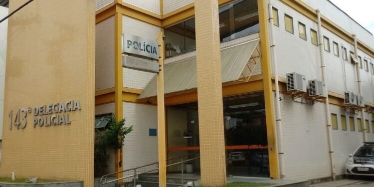 Mulher é morta a tiros durante assalto por pessoas encapuzadas em São José de Ubá, no RJ Mulher é morta a tiros durante assalto por pessoas encapuzadas em São José de Ubá, no RJ