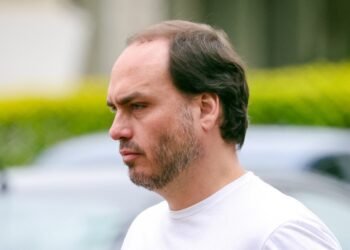 MPRJ reabre investigação contra Carlos Bolsonaro por suspeita de rachadinha
