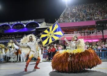 Porta bandeira Lucinha Nobre anuncia retirada do carnaval após mais de 40 desfiles