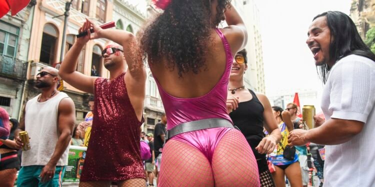 As fantasias, fetiches e vivências reprimidas ‘liberadas’ no carnaval