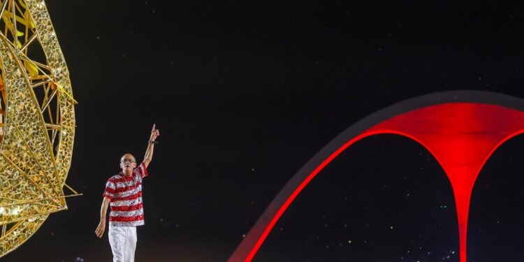 ‘Pra Cima, Ciça’: quem é o mestre de bateria homenageado pelo campeã do Carnaval do Rio de 2026