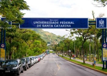 Justiça suspende exigência de vacina para ingresso na UFSC