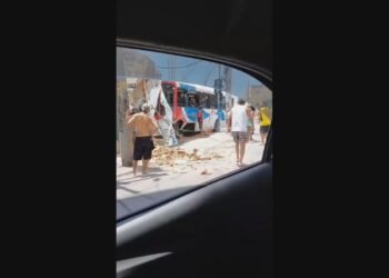 Acidente entre ônibus e BRT deixa quatro feridos em Madureira