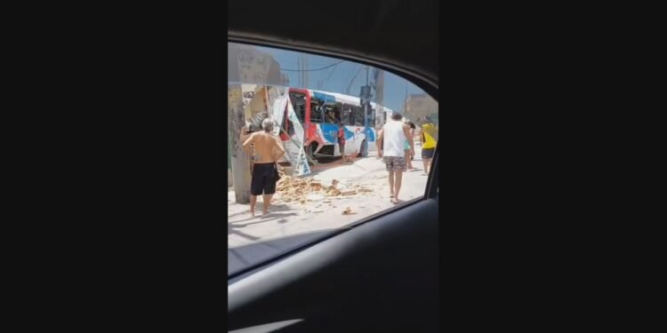Acidente entre ônibus e BRT deixa quatro feridos em Madureira Acidente entre ônibus e BRT deixa quatro feridos em Madureira