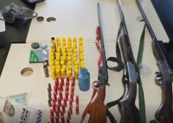 Homem é preso após agredir mulher e manter armas em casa em Campos