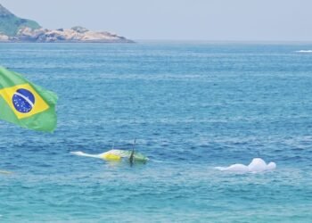 Asa-delta com 2 pessoas cai no mar em São Conrado