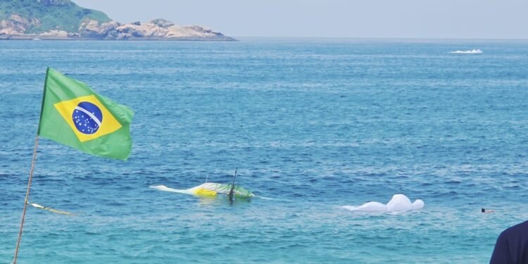 Asa-delta com 2 pessoas cai no mar em São Conrado