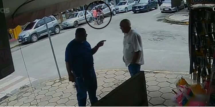 Mulher é atropelada por moto ao atravessar fora da faixa em Cordeiro