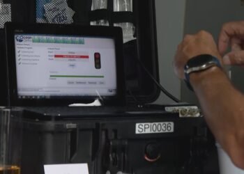 Em minutos, máquina de R$ 500 mil revela se a bebida vendida em blocos é falsa; 26 litros foram recolhidos no Centro e na Zona Sul